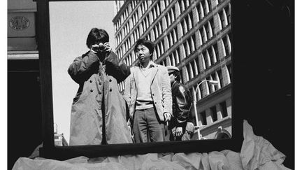 Ai Weiwei a vécu à New York de 1983 à 1993. Il s&#039;y photographie dans l&#039;East Village, où il réside, avec les artistes chinois et ses amis américains. A la fin de son séjour, il s&#039;intéresse au côté sombre de New York, sans-abri, misère, manifestations et répression
 (Série Photographies new-yorkaises, 1983-1993 © Ai Weiwei)