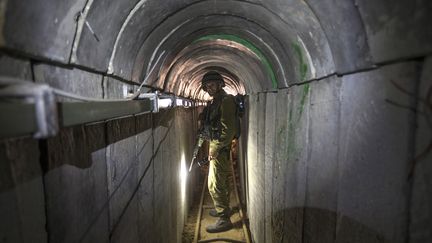 Un officier israélien fait visiter à la presse un tunnel&nbsp;qui aurait été utilisé par des militants palestiniens de la bande de Gaza pour mener des attaques à la frontière, le 25 juillet 2014. (JACK GUEZ / AFP)