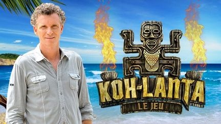 Le pr&eacute;sentateur de l'&eacute;mission, Denis Brogniart, pose devant le&nbsp;logo de l'&eacute;mission "Koh-Lanta". (TF1)