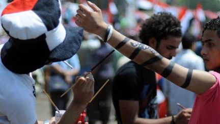 Place Tahrir, les manifestants en colère contre la lenteur des réformes demandent des changements politiques (15-07-11) (AFP PHOTO / MOHAMED HOSSAM)