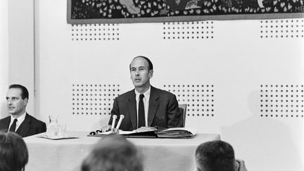 Valéry Giscard d'Estaing, ministre de l'Economie et des Finances, au côté de Jacques Chirac, secrétaire d'Etat, lors d'une conférence de presse, le 3 septembre 1969. (BERNARD ALLEMANE / INA / AFP)