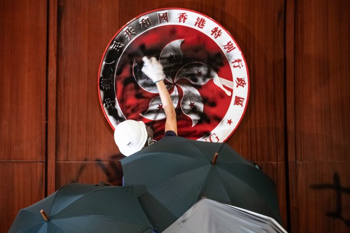 Un manifestant tague l'emblème actuel de Hong Kong à l'intérieur de l'hémicycle, lundi 1er juillet 2019.&nbsp; (PHILIP FONG / AFP)