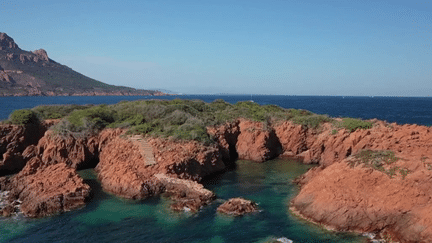 Var : à la découverte d'une plage secrète, véritable paradis aux mille couleurs