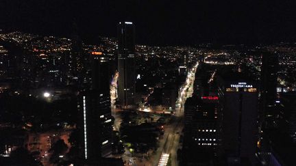 Une vue aérienne de la tour Colpatria à Bogota (Colombie) sans lumière à l'occasion de l'Earth Hour, le 27 mars 2021. (RAUL ARBOLEDA / STAFF / AFP)