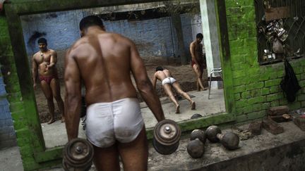 S&eacute;ance d'&eacute;chauffement avant un entra&icirc;nement de kushti&nbsp;(lutte traditionnelle indienne) &agrave; Lahore (Pakistan), le 26 f&eacute;vrier 2013. (MUHAMMED MUHEISEN / AP / SIPA)