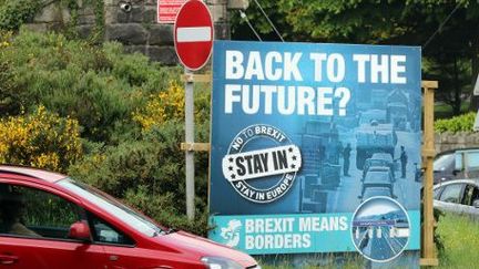 "Brexit signifie frontières": une affiche pro-UE du parti rébublicain irlandais, le Sinn Féin, posée à Newry (Irlande du Nord) (PAUL FAITH / AFP)