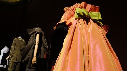 Aux garde-robes personnelles constituant le fonds Galliera, il faut ajouter les prototypes de défilés offerts par des créateurs et des maisons de mode – et ce, dès les années 1970. À la différence du vêtement quotidien sublimant la personnalité de celle ou de celui qui l’a porté, le prototype relève davantage d’une idée, voire d’un fantasme. Si au quotidien le vêtement est choisi pour mettre en valeur son possesseur, sur un podium le rapport s’inverse. Les modèles de défilés ne sont rien d’autre que le support mouvant de l’esprit du créateur. Souvent atypiques, ces prototypes ne descendent jamais dans la rue ; ils n’auront été portés que pour un unique passage, le temps d’un aller-retour, soit quelques minutes sous le feu des projecteurs
 (Corinne Jeammet)