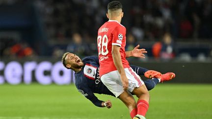 Le Parisien Neymar fauché par le joueur de Benfica Gonçalo Ramos lors de la quatrième journée de Ligue des champions, au Parc des Princes, le 11 octobre 2022. (MUSTAFA YALCIN / ANADOLU AGENCY via AFP)
