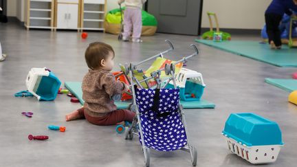 Un enfant dans une crèche, le 25 janvier 2023. Image d'illustration. (THIERRY THOREL / LA VOIX DU NORD / MAXPPP)