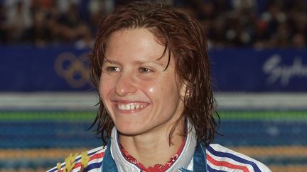 La nageuse française Roxana Maracineanu pose avec sa médaille d'argent remportée aux Jeux de Sydney, le 22 septembre 2000. (GREG WOOD / AFP)