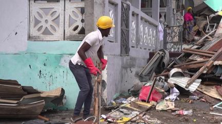 Une semaine après le passage du cyclone Chido, l’heure est à la reconstruction dans le département de Mayotte. Sur le terrain, les pompiers se mobilisent auprès de l’hôpital, tandis que les habitants construisent des logements de fortune avec les débris.