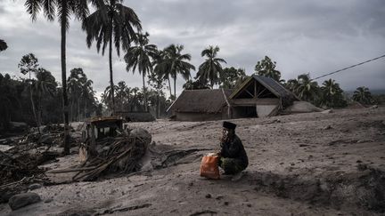 Le village de Sumber Wuluh à Lumajang est recouvert de cendres volcaniques, le 5 décembre 2021, après l'éruption du volcan Semeru. (JUNI KRISWANTO / AFP)