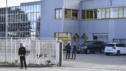 Des fleurs déposées devant l'entreprise Faun de&nbsp;Guilherand-Granges (Ardèche), le 29 janvier 2021, où une salariée a été tuée. (PHILIPPE DESMAZES / AFP)