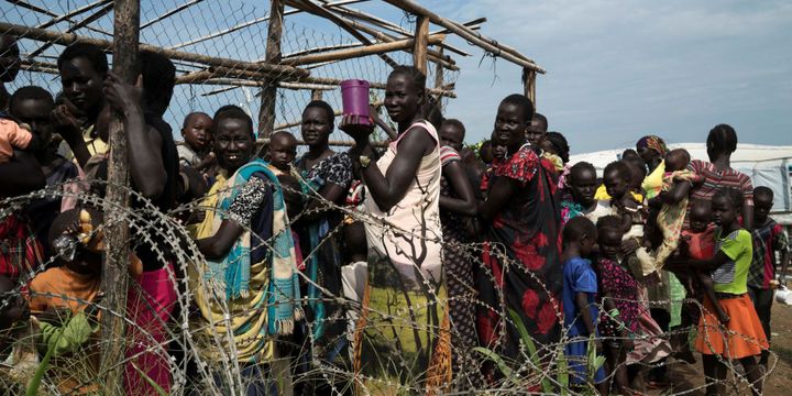 Des femmes font la queue pour recevoir de la nourriture dans un camp protégé par les Casques bleus à Juba, capitale du Soudan du Sud, le 25 juillet 2016. (Photo Reuters/Adriane Ohanesian)