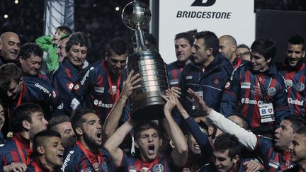 La joie des joueurs de San Lorenzo soulevant le trophée