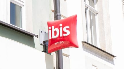 Le groupe hôtelier Accor Hotels, qui regroupe plusieurs enseignes comme Ibis ou Novotel, a connu une perte importante au premier semestre 2020, marqué par la crise du coronavirus. (FOTOSTAND / K. SCHMITT / FOTOSTAND / AFP)