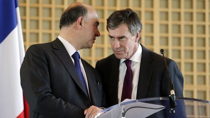 Le ministre de l'Economie, Pierre Moscovici, et le ministre du Budget, J&eacute;r&ocirc;me Cahuzac, le 4 octobre 2012 &agrave; Paris. (KENZO TRIBOUILLARD / AFP)