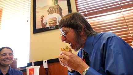 Don Gorske photographié le 17 mai 2011 dans un restaurant Mc Donald's de&nbsp;Fond du La (Etats-Unis), en train de manger son 25 000e Big Mac. (PATRICK FLOOD/AP/SIPA / AP)