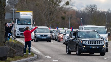 Des membres du "convoi de la liberté" au départ de Strasbourg (Bas-Rhin), le 11 février 2022. (PATRICK HERTZOG / AFP)