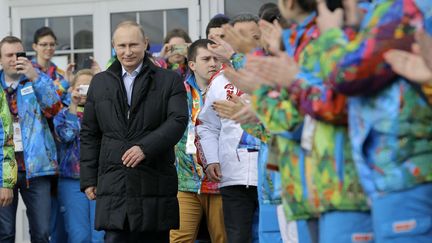 Le pr&eacute;sident russe,&nbsp;Vladimir Poutine, est&nbsp;applaudi par des athl&egrave;tes russes &agrave; Sotchi (Russie), le 5 f&eacute;vrier 2014. (VADIM GHIRDA/AP/SIPA / AP)