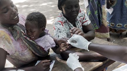 La campagne de vaccination lancée au Malawi concerne les enfants âgés de moins de deux ans, les plus vulnérables face au paludisme (photo prise dans&nbsp;le centre de santé d'une ONG au sud du pays en février 2015). (MAURICIO FERRETTI / AFP)