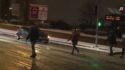 25 départements sont placés en vigilance orange neige-verglas. À Bondy (Seine-Saint-Denis), c'est opération débrouille pour les usagers. (France 2)