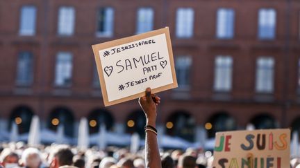 Des manifestants bradissent des pancartes #JeSuisSamuelPaty, lors d'un rassemblement à Paris le 18 octobre.&nbsp; (FREDERIC SCHEIBER / HANS LUCAS)