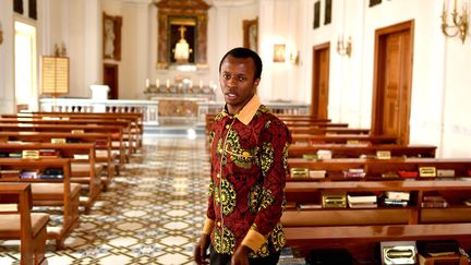 «En grandissant, c'est devenu comme une histoire d'amour et j'ai eu cette vocation sacerdotale. A 17 ans, j'ai voulu faire ce parcours pour comprendre ce que Dieu voulait pour ma vie», explique le jeune séminariste tanzanien, arrivé à Rome en 2015.

	  (Alberto PIZZOLI / AFP)