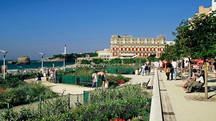 Située dans la zone rouge dite de "protection renforcée", la promenade de la grande plage de Biarritz (Pyrénées-Atlantiques) sera fermée au public pendant le sommet du G7.&nbsp; (PHILIPPE ROY / AFP)