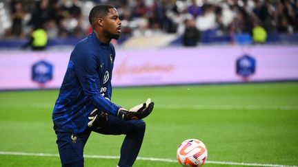 Le gardien français Mike Maignan s'échauffe avant l'UEFA Nations League, le 22 septembre 2022. (FRANCK FIFE / AFP)