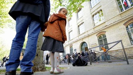 Devant une école primaire à Paris (AFP - FRANCK FIFE)