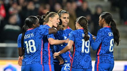 La joie des joueuses de l'équipe de France de football, lors du match contre l'Uruguay comptant pour le Tournoi de France, le 18 février à Angers (JEROME FOUQUET / MAXPPP)