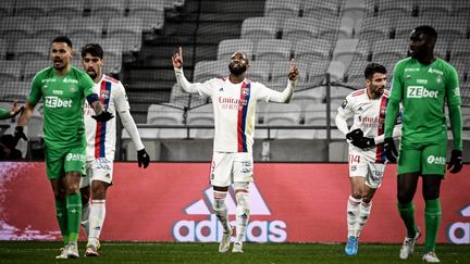 Mousse Dembélé fête son but face à l'AS Saint-Etienne, le 21 janvier 2022 au Groupama Stadium.&nbsp; (JEFF PACHOUD / AFP)