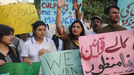 Des d&eacute;fenseurs des droits civiques protestent apr&egrave;s la mort de membres de la communaut&eacute; ahmadie, &agrave; Lahore, au Pakistan, le 30 mai 2010. (ARIF ALI / AFP)