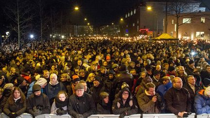 Une foule dense assistait lundi 16 f&eacute;vrier au soir &agrave; la c&eacute;r&eacute;monie d'hommage, toujours &agrave;&nbsp;Krudtoenden, &agrave; proximit&eacute; du centre culturel victime du premier attentat &agrave; Copenhague. (FREYA INGRID MORALES / ANADOLU AGENCY)