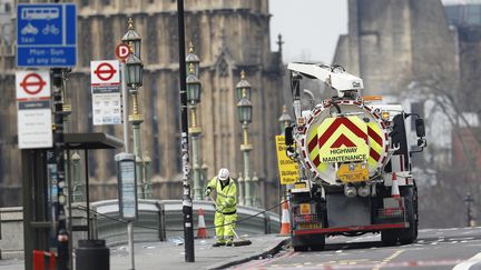 Des employés nettoient le pont de Westminster, jeudi 23 mars 2017 à Londres (Royaume-Uni), où plusieurs piétons ont été fauchés par une voiture la veille.&nbsp; (DARREN STAPLES / REUTERS)