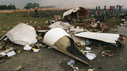 Les d&eacute;bris du Concorde qui s'est &eacute;cras&eacute; &agrave; Gonesse (Val-d'Oise)&nbsp;le 25 juillet 2000, photographi&eacute;s le lendemain. (JOACHIM BERTRAND / MINISTERE DE L'INTERIEUR / AFP)