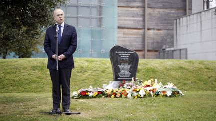 Bernard Cazeneuve, le d&eacute;put&eacute;-maire de Cherbourg (Manche) assiste le 8 mai 2012 &agrave; la c&eacute;r&eacute;monie d'hommage aux victimes de l'attentat de Karachi. (CHARLY TRIBALLEAU / AFP)