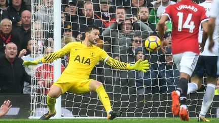 Hugo Lloris&nbsp;contre&nbsp;Manchester United avec Tottenham (ANDY RAIN / EPA)