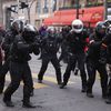 Des membres de la Brav-M à Paris, lors d'une manifestation contre la réforme des retraites, le 23 mars 2023. (THOMAS SAMSON / AFP)