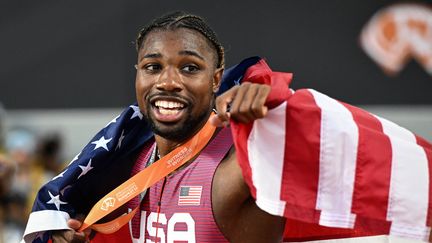 Noah Lyles, champion du monde du 100 m lors des Mondiaux de Budapest, le 20 août 2023. (KIRILL KUDRYAVTSEV / AFP)