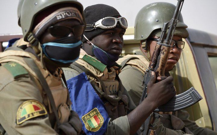 Soldats des forces armées maliennes dans la région de Tombouctou, le 3 juin 2015. Des djihadistes maintiennent l'insécurité dans cette région du Nord-Mali malgré la présence de la force Barkhane. (Photo AFP/Phillippe Desmazes)