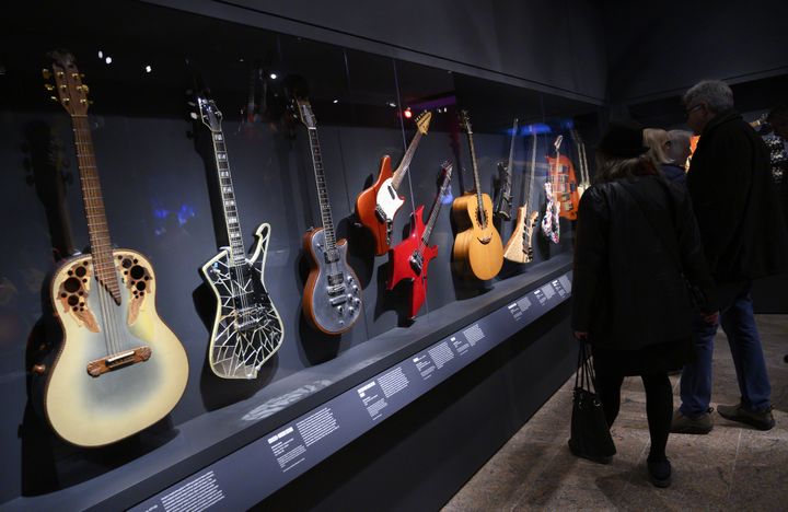 Guitares exposées au MET, à New York
 (Don Emmert / AFP)