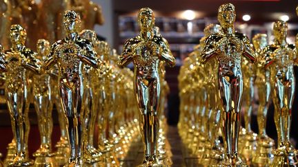 Les statuettes des Oscars le 14 f&eacute;vrier 2013 &agrave; Hollywood (Etats-Unis). (JOE KLAMAR / AFP)