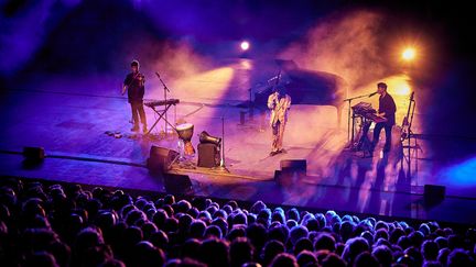 Yovan Girard, Léonie Pernet et Jean Sylvain le Gouic réinterprète "The Rise and Fall of Ziggy Stardust and the Spiders from Mars" dans la cour du Lycée Saint-Joseph au Festival d'Avignon le 16 juillet 2023. (RAYNAUD DE LAGE
CHRISTOPHE

)