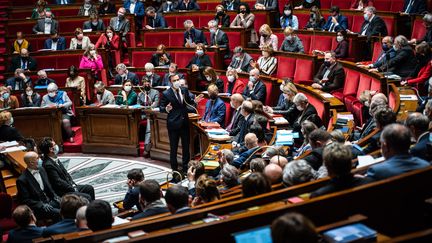 Les députés lors de l'examen du projet de loi sur le pass vaccinal, le 4 janvier 2021 à l'Assemblée nationale. (XOSE BOUZAS / HANS LUCAS / AFP)