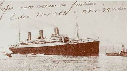 Carte postale d'un bateau amenant des immigrants arabes dont des Syriens vers le Brésil de Lisbonne à Santos, en 1922. (Inconnu — Cartão Postal)