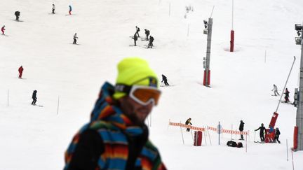 Des skieurs sur les pistes de la station des Deux-Alpes (Isère), jeudi 14 janvier 2016, au lendemain de l'avalanche&nbsp;qui a coûté la vie à deux lycéens lyonnais. (PHILIPPE DESMAZES / AFP)