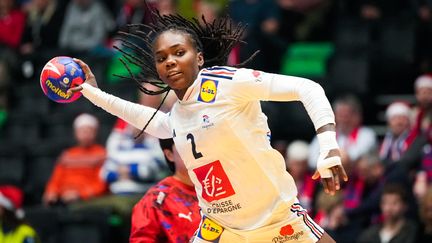 La Française Méline Nocandy face à la Corée du Sud lors du Mondial de handball, le 8 décembre 2023. (AFP)