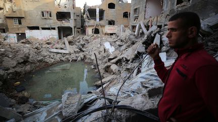 Un homme constate les dégâts dans son quartier de Beit Hanoun, à Gaza, après l'entrée en vigueur du cessez-le-feu, le 21 mai 2021. (HASSAN JEDI / ANADOLU AGENCY / AFP)